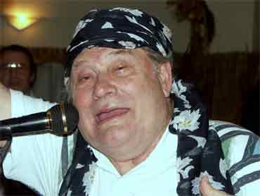 Tony Brych v roli zoufalho vdce neposlunch velbloud karavany (zpv text v arabskm originlu)