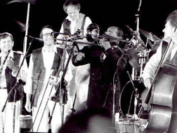 Hostem kapely byl trombonista a zpvk Gene Connors z USA