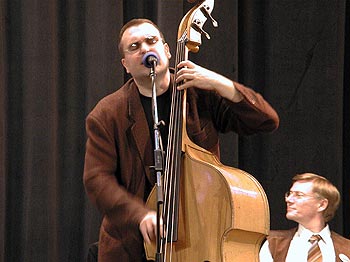 Basista a zpvk Michal Filek, v pozad je Jaroslav Havlas