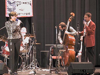 V zpt Eva Dostlov zazpvala s Rudolfem Musilem dvojhlasn pse NEVERTHELESS s ohromnm spchem u publika