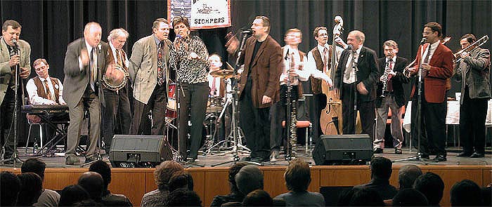 Ve skladb ALL OF ME se u mikrofon objevilo najednou osm scatujcch muzikant - vskutku grandiozn!