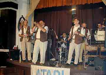 Hudebnm hostem plesu byli Steamboat Stompers